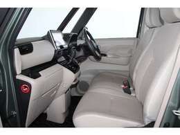 大きなベンチシートで足元もヒロビロ■大型シートで座り心地は快適♪中央には肘掛が付いてゆったりドライブ♪