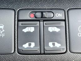 【両側パワースライドドア】スマートキーや運転席のスイッチで後席両側スライドドアの開閉が可能♪電動だから力を入れてドアを開ける必要が無く、小さなお子様でも簡単に開け閉めでき快適です♪