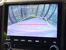 【バックカメラ】駐車時に後方がリアルタイム映像で確認できます。大型商業施設や立体駐車場での駐車時や、夜間のバック時に大活躍！運転スキルに関わらず、今や必須となった装備のひとつです！