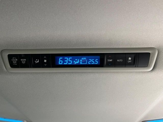 【リアオートエアコン】広い後部座席には必須の機能！風量や温度を自動で調整し前席と同様な車内環境にしてくれるリアオートエアコンを装備。夏の暑さも冬の寒さもストレスなく快適にお過ごしいただけます♪