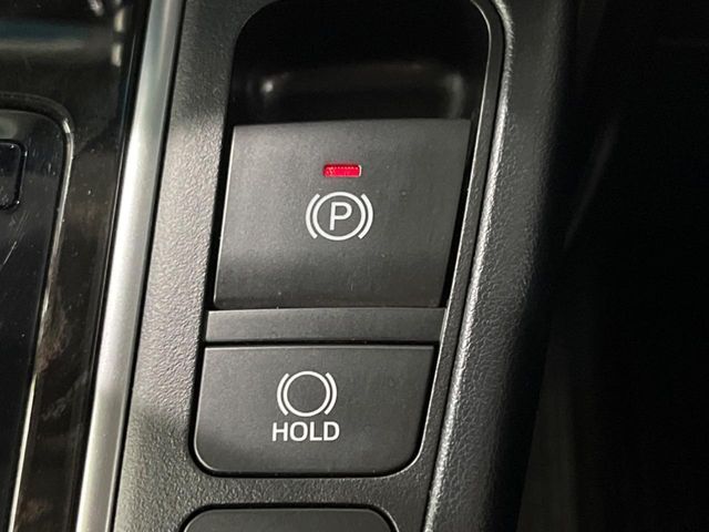 【オートブレーキホールド】信号待ちや渋滞で停車時にブレーキから足を離しても、停止状態を保持してくれます。前進するときはアクセルを踏めば自動で解除されるので安心♪街乗り運転が楽になります♪