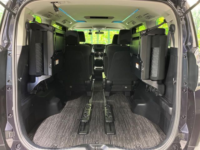 普段のお買い物や通勤、送迎等に十分な荷室スペースを確保しております。セカンドシートを倒すと、大きな荷物の積載も可能です♪