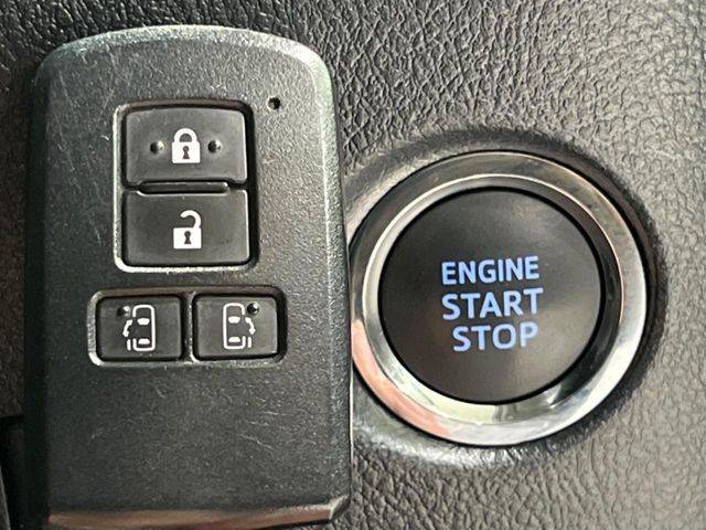 【スマートキー】カバンやポケットに入れたままでもドアの施錠・解錠が可能なスマートキーを装備。エンジンのオン・オフ時もカギを取り出す必要が無いからとっても便利です♪