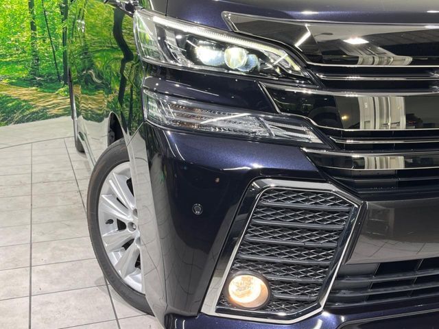 【LEDヘッドライト】悪天候や夜間走行時も良好な視界を確保し安心して運転できる高輝度LEDヘッドライトを装備！点灯速度が早く、消費電力も抑えられています。