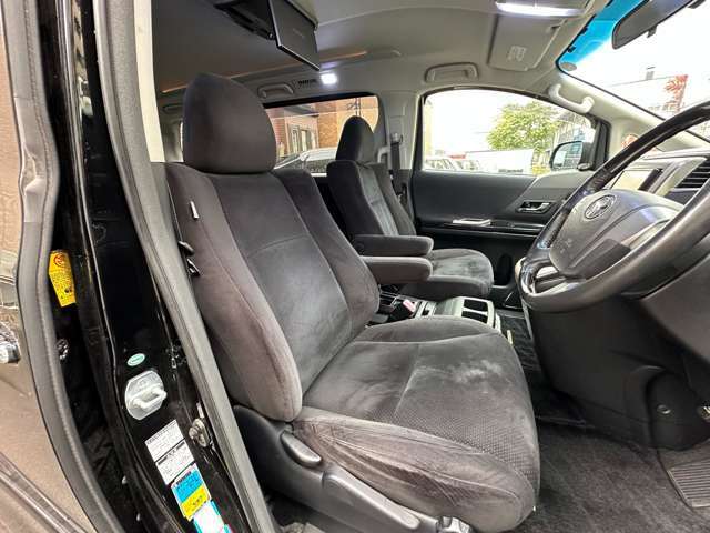 専門の業者による内装丸洗い、シートのタバコなどによるコゲ穴のリペア等（有料）も承っております。