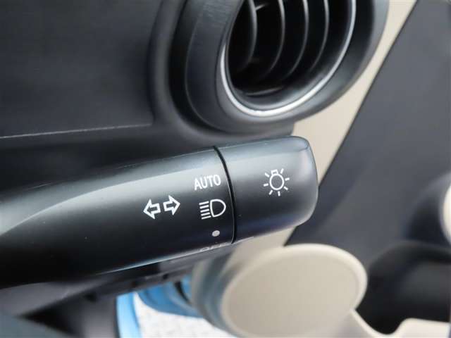 スイッチをオートに設定しておけば、車外の明るさに応じて自動的にヘッドランプを点灯・消灯します。夕暮れ時やトンネルの続く山道などを走行する時に便利なコンライトを装備しています。