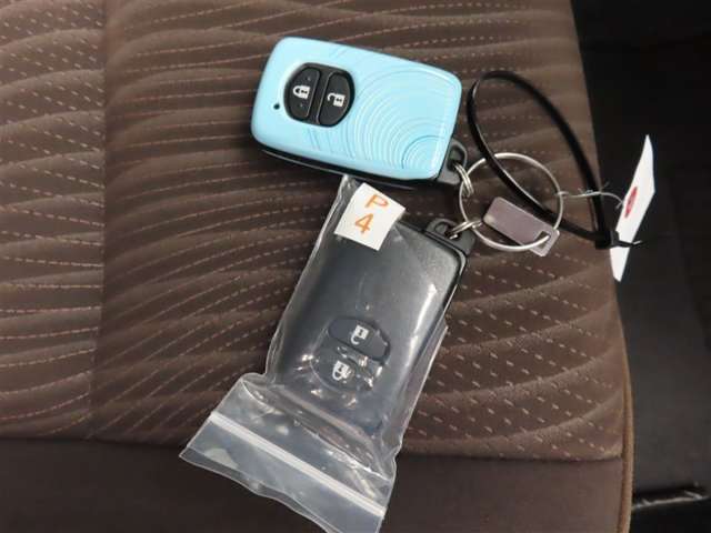 スマートキーです。バッグやポケットに携帯していれば、キーを取り出さなくてもドアの解錠・施錠ができます。ハイブリッドシステムの起動はブレーキを踏みながらパワースイッチをワンプッシュするだけです。
