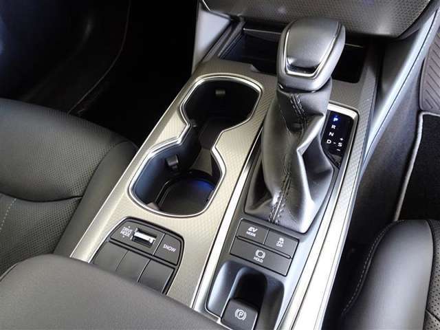 電動パーキングブレーキ・ブレーキホールドを装備してます。ホールド機能は信号待ちが多い一般道で疲労軽減になり、大好評です！