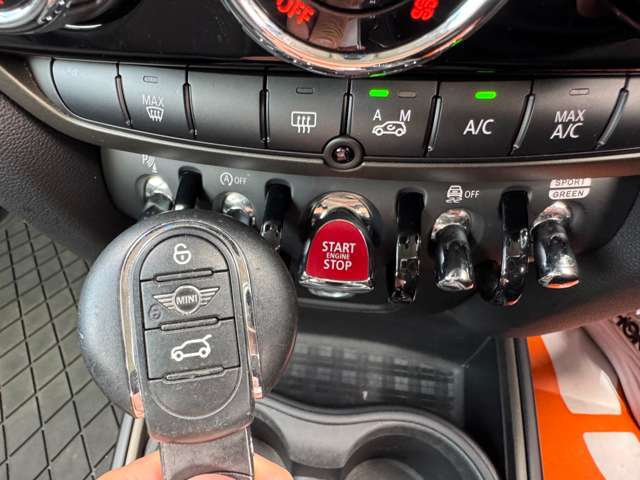 【スマートキー】カバンやポケットに入れたままでもドアの施錠・解錠が可能なスマートキーを装備。エンジンのオン・オフ時もカギを取り出す必要が無いからとっても便利です♪