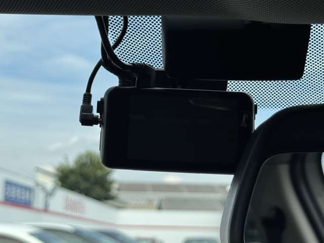 【ドライブレコーダー】安心・安全なカーライフに必須のドライブレコーダーを装備！走行中はもちろん、あおり運転や事故に遭遇した際の状況も映像で記録し、万一のリスクに備えます。