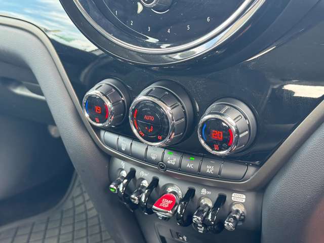 フルオートエアコン装備。温度設定をしておけば、風の強弱と出てくる風の温度を自動調節してくれます。一年中快適なドライブをお楽しいただけます。