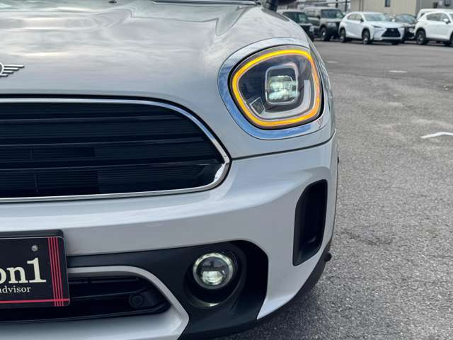 【LEDヘッドライト】悪天候や夜間走行時も良好な視界を確保し安心して運転できる高輝度LEDヘッドライトを装備！点灯速度が早く、消費電力も抑えられています。