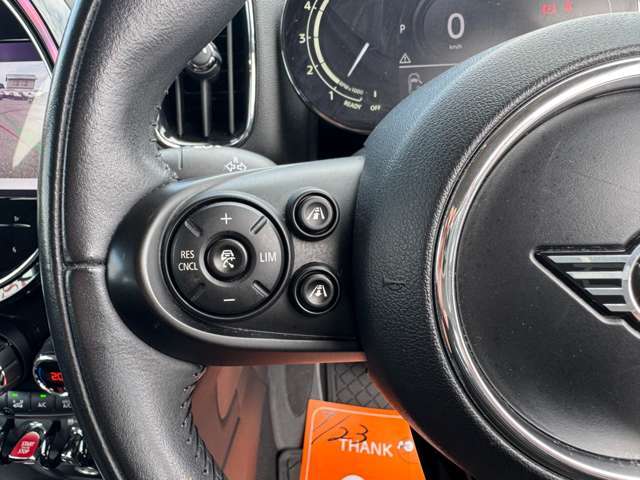 【レーダークルーズコントロール】装備車両です。レーダーやカメラを使って前を走るクルマの状況を検知して速度を調整してくれます。遠距離ドライブの高速道路などでは大活躍で疲労軽減に役立ちます。