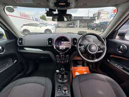 【室内】コックピット。車内もキレイで嫌な臭いもありません！ご納車後の臭いが付きにくくなる「空気触媒コーティング」もあります。