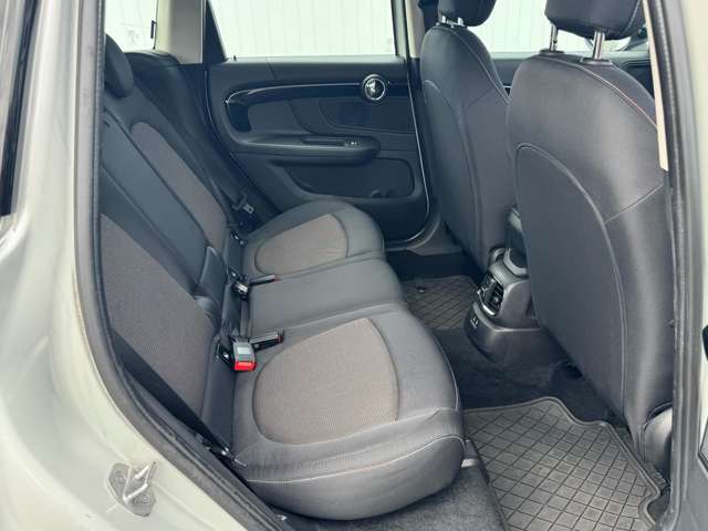 【セカンドシート】セカンドシートは足元ゆったりでくつろぎの空間。大人二人が乗っても十分なスペースが確保されております。