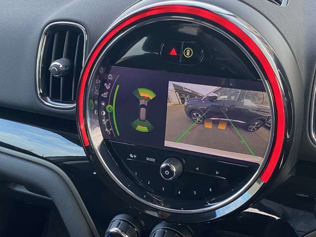 【バックカメラ】駐車時に後方がリアルタイム映像で確認できます。大型商業施設や立体駐車場での駐車時や、夜間のバック時に大活躍！運転スキルに関わらず、今や必須となった装備のひとつです！