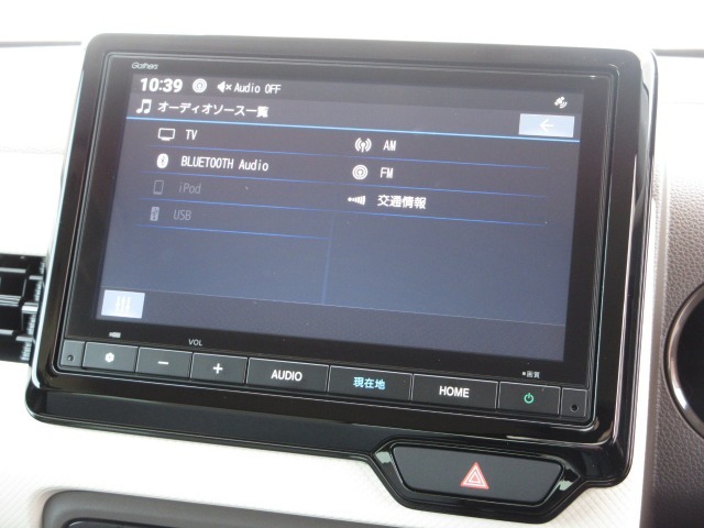 ナビゲーションはギャザズ8インチメモリーナビ(VXM-245ZFEi)が装着されております。AM、FM、フルセグTV、Bluetoothがご使用いただけます。