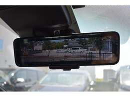 デジタルインナーミラー！車のリアガラスに取り付けたカメラを通して後方を確認できるので、乗員や荷物、ヘッドレストに干渉されずにクリアな視界が確保できます！