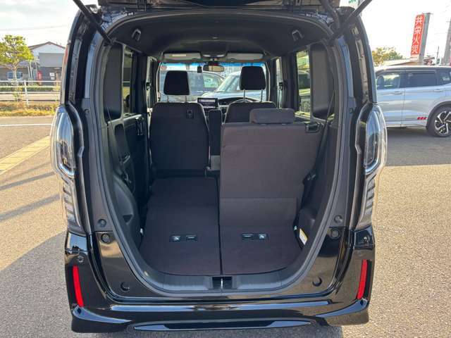 リアシートは独立可倒式なので空間アレンジできます