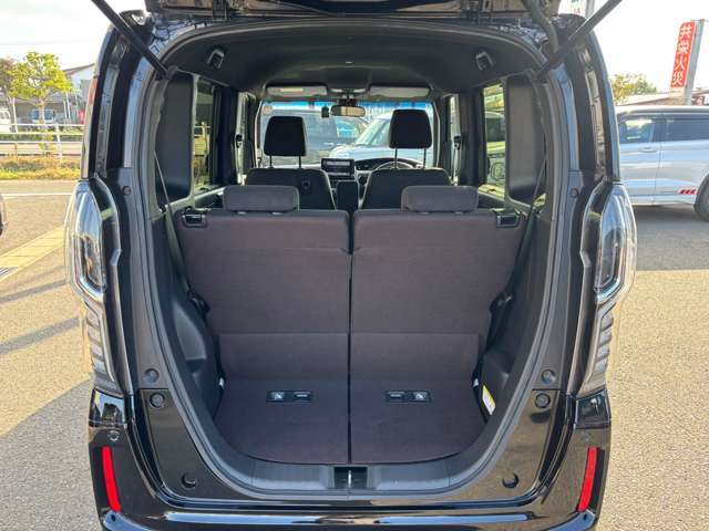 リアシートは独立可倒式なので空間アレンジできます