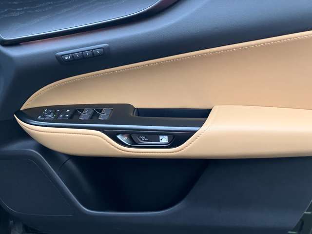 【運転席のドア】電動シートの3人分をメモリーできます