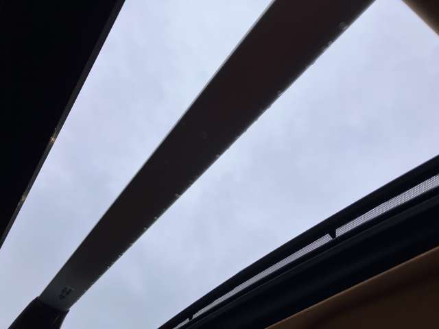 【パノラマルーフ】開放感があり、人気のアイテムです。