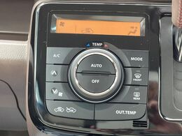 【オートエアコン】一度お好みの温度に設定すれば、車内の温度を検知し風量や温度を自動で調整。暑い…寒い…と何度もスイッチ操作をする必要はありません。快適な車内空間には必須の機能ですね♪