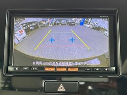 【バックカメラ】駐車時に後方がリアルタイム映像で確認できます。大型商業施設や立体駐車場での駐車時や、夜間のバック時に大活躍！運転スキルに関わらず、今や必須となった装備のひとつです！
