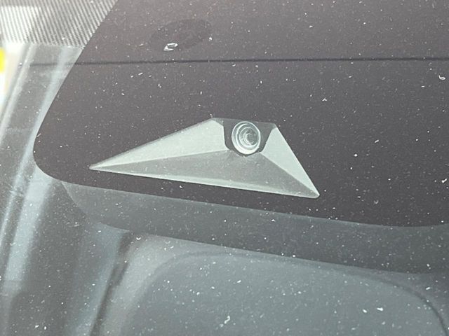 【三菱e-Assist】走行中に前方の車両等を認識し、衝突しそうな時は警報とブレーキで衝突回避と被害軽減をアシスト。より安全にドライブをお楽しみいただけます。