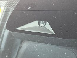 【三菱e-Assist】走行中に前方の車両等を認識し、衝突しそうな時は警報とブレーキで衝突回避と被害軽減をアシスト。より安全にドライブをお楽しみいただけます。
