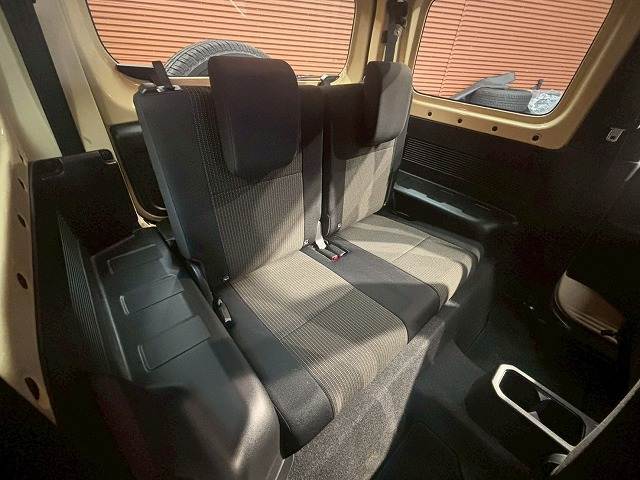 セカンドシートは大人二人が乗っても十分なスペースが確保されております。各種「室内除菌抗菌コーティング」「室内クリーニング」も取り揃えておりますよ。