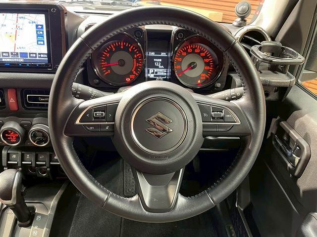 【ステアリングスイッチ】を装備しております。オーディオ操作をハンドルで行うことが可能です。