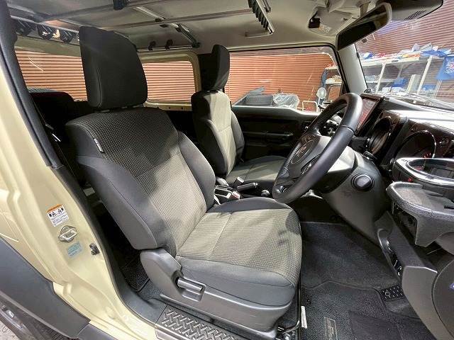 各ブランドのシートカバー取り扱っております、また弊社オリジナルフロアマットもございます。自慢の愛車をアレンジしましょう☆