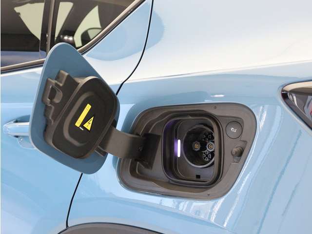 急速充電器は、商業施設など外出先の公共の充電ステーションでご利用いただけます。CHAdeMOに対応し、短時間で急速充電！150kWの急速充電器を使用した場合、充電率10％から80％まで、約32分で充電できます。