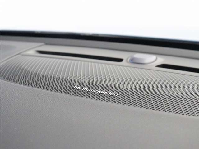 【harman/kardon】世界のオーディオファン垂涎のプレミアムサウンドシステムを搭載。原音に近い音場空間を忠実に再現。乗る人すべてに最良の音響体験を提供します。