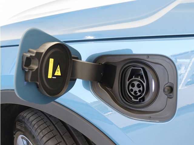 コンセントタイプ(3kW)やウォールボックスタイプ(6kW)の充電器を用いて、ご自宅で簡単充電。一般的な家庭用の200V交流充電ケーブルでは、約8時間で80％まで充電！1時間あたり7~14kmを走行できる電力を充電できます。