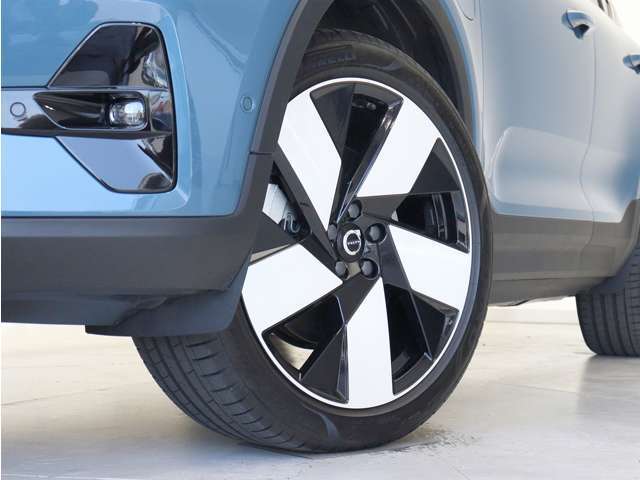 ボルボ純正の5スポークフロント：8.0J×20インチ リア：9.0J×20インチ ダイヤモンドカット/ブラックアルミホイール装着。
