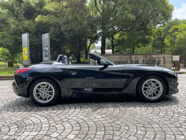 弊社の車両は全て屋根付きガレージで管理されていますので、雨の日もぬれずにご覧いただけます。