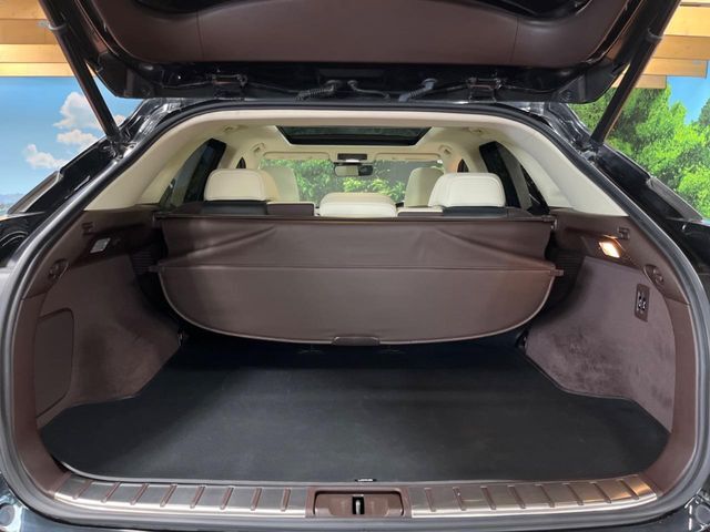 積み下ろしのしやすいデッキにはたっぷりと荷物を積み込んでいただけます。遊びから仕事まで、様々なシーンで頼れます♪
