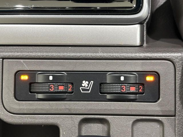 【シートベンチレーション】夏場は涼しい風でお尻や背中の熱やムレを防ぎ、冬はエアコンよりも早く温まってポカポカに！季節を問わず快適に過ごせます。