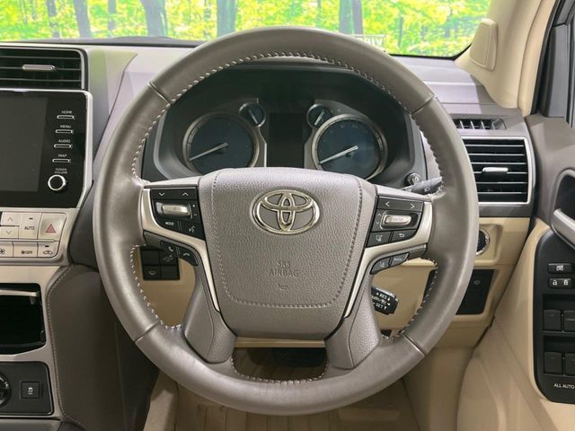 ステアリングも使用感が少なく、きれいな状態となっております♪