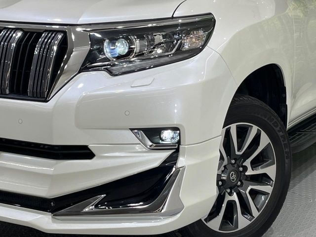 【LEDヘッドライト】悪天候や夜間走行時も良好な視界を確保し安心して運転できる高輝度LEDヘッドライトを装備！点灯速度が早く、消費電力も抑えられています。