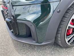 フロントにも障害物センサーを装備しています。