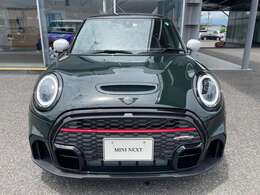 フォグランプが無くなりより洗練されたフロントマスクになりました