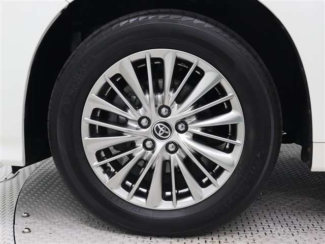 17インチアルミホイール(ハイパークロームメタリック塗装)を装着しています。タイヤサイズ225/60R17