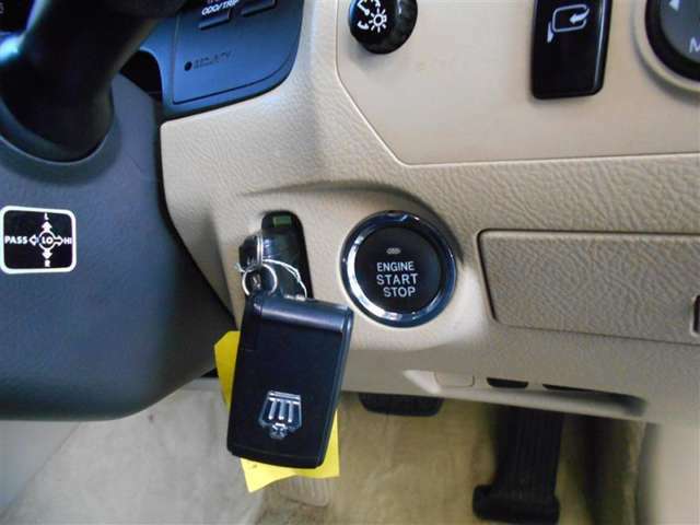 スマートキーを携帯していればキーを取り出さずにドアを施錠＆解錠。クルマの始動も可能です。