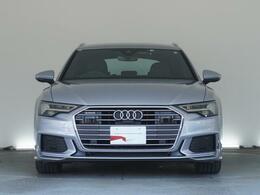 Audiデザインの特徴であるシングルフレームグリルが存在感を主張します。