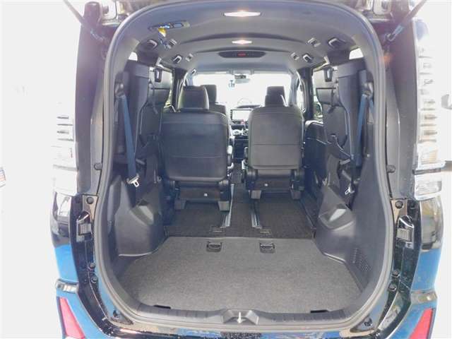 5：5分割サードシートはレバー一つで簡単に跳ね上げて格納できるスペースアップシート。乗車人数や荷物のサイズにフレキシブルに対応します