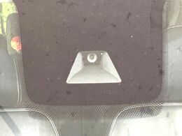 【三菱e-Assist】走行中に前方の車両等を認識し、衝突しそうな時は警報とブレーキで衝突回避と被害軽減をアシスト。より安全にドライブをお楽しみいただけます。