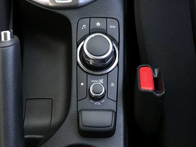 センターディスプレイに表示される項目を操作できるコマンダーコントロールは左手で直感的に使えて、ドライビング姿勢を崩すことなく操作できる優れた機能性を持っています。